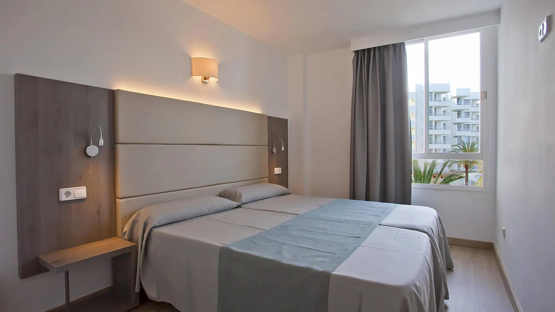 Aparthotel Playa Dorada サ・コマ